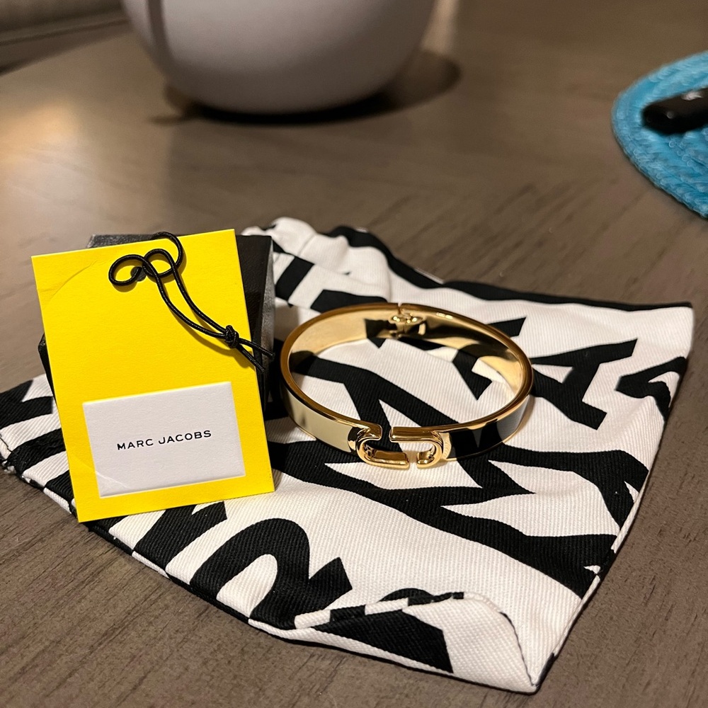 Marc Jacobs Gold-Tone Logo Bangle Bracelet – Style J030MTBF22 – New with Tags